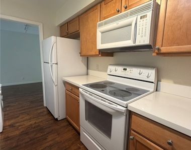 650 Oakmont Avenue - Photo Thumbnail 6