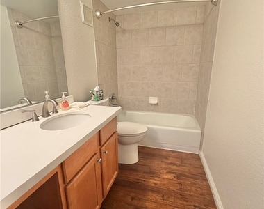 650 Oakmont Avenue - Photo Thumbnail 8
