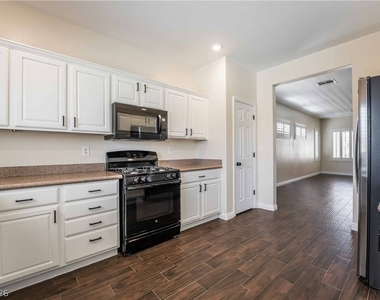 3230 Orange Sun Street - Photo Thumbnail 6