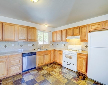 3990 Syracuse Drive - Photo Thumbnail 4