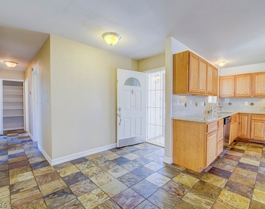 3990 Syracuse Drive - Photo Thumbnail 5