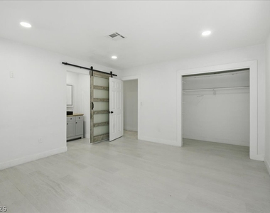 4013 Esmeralda Avenue - Photo Thumbnail 4