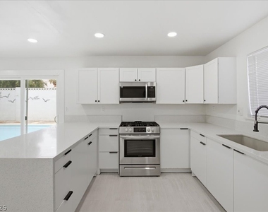 4013 Esmeralda Avenue - Photo Thumbnail 2