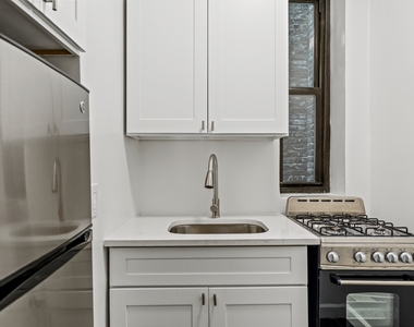 210 East 38th Street - Photo Thumbnail 3