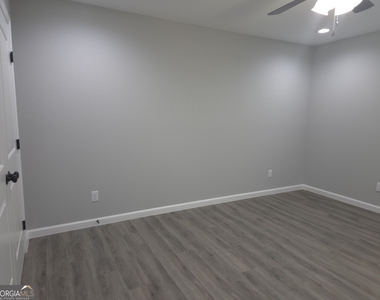 401 E Seventh Street - Photo Thumbnail 14