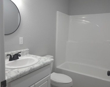 401 E Seventh Street - Photo Thumbnail 12