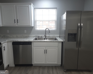 401 E Seventh Street - Photo Thumbnail 8