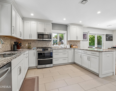 207 Stoughton Avenue - Photo Thumbnail 13