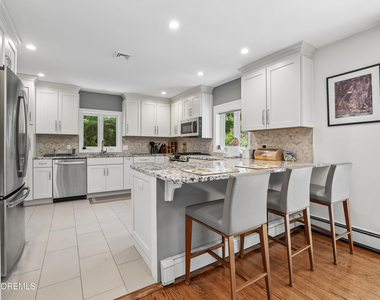207 Stoughton Avenue - Photo Thumbnail 12