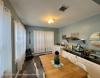 216 Main Street - Photo Thumbnail 4