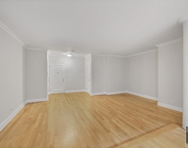 East 61st Street - Photo Thumbnail 3