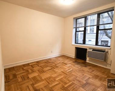 East 76 Street - Photo Thumbnail 2