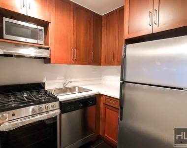 East 76 Street - Photo Thumbnail 3