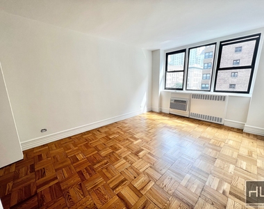 East 79th Street - Photo Thumbnail 3