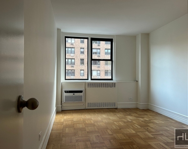 East 79th Street - Photo Thumbnail 5
