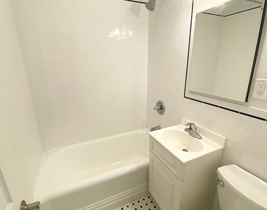 East 89 Street - Photo Thumbnail 4