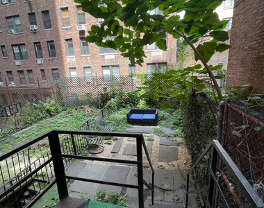 East 89 Street - Photo Thumbnail 8