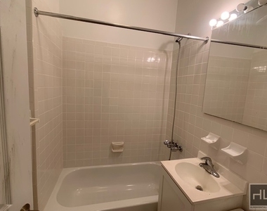 East 89 Street - Photo Thumbnail 4