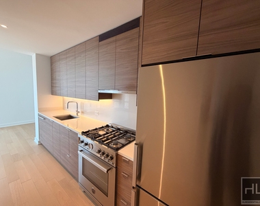 West 38th Street - Photo Thumbnail 1