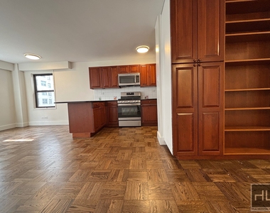 East 63 Street - Photo Thumbnail 3