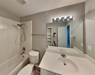 516 E Oak Street - Photo Thumbnail 13