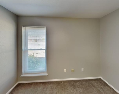 516 E Oak Street - Photo Thumbnail 10