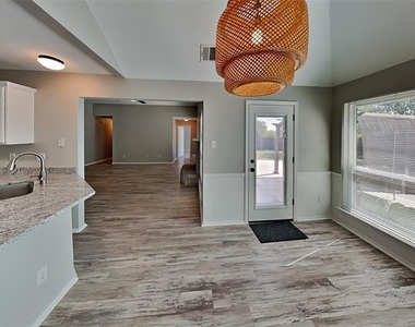 516 E Oak Street - Photo Thumbnail 2