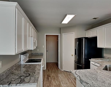 516 E Oak Street - Photo Thumbnail 4