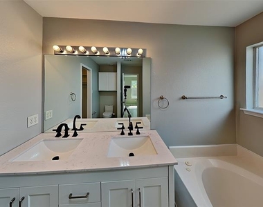 516 E Oak Street - Photo Thumbnail 9