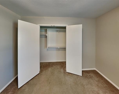 516 E Oak Street - Photo Thumbnail 12