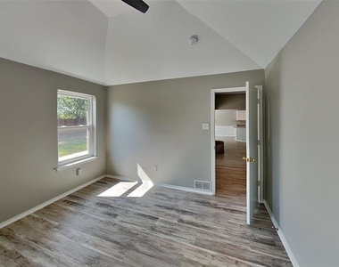 516 E Oak Street - Photo Thumbnail 6