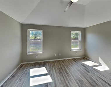 516 E Oak Street - Photo Thumbnail 7