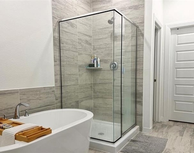 2410 Doncaster Drive - Photo Thumbnail 6