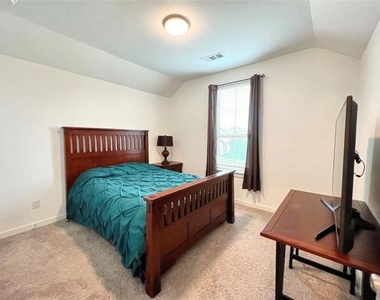 2410 Doncaster Drive - Photo Thumbnail 16