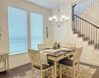 2410 Doncaster Drive - Photo Thumbnail 9