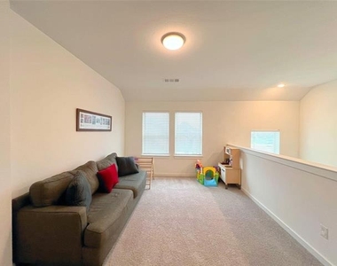 2410 Doncaster Drive - Photo Thumbnail 11