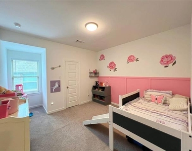 2410 Doncaster Drive - Photo Thumbnail 12