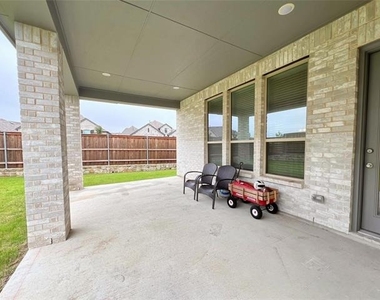 2410 Doncaster Drive - Photo Thumbnail 18