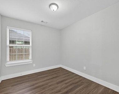 1032 Ray Drive - Photo Thumbnail 16