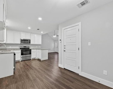 1032 Ray Drive - Photo Thumbnail 4