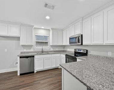 1032 Ray Drive - Photo Thumbnail 5