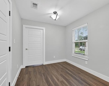 1032 Ray Drive - Photo Thumbnail 13