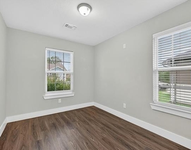 1032 Ray Drive - Photo Thumbnail 10