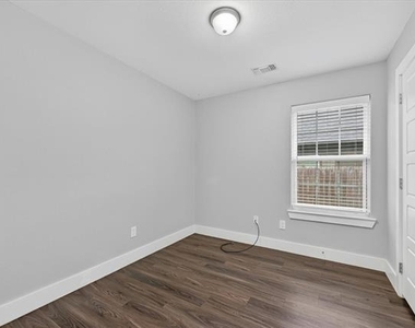 1032 Ray Drive - Photo Thumbnail 14