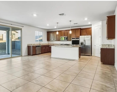 11417 W Edgemont Avenue - Photo Thumbnail 2