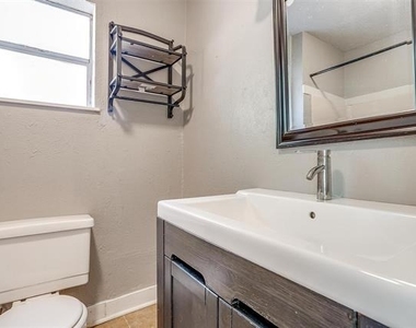 410 W Baylor Street - Photo Thumbnail 12