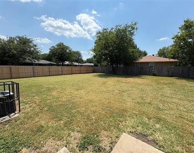 811 Acton Avenue - Photo Thumbnail 14