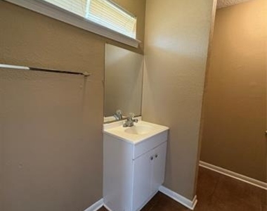 811 Acton Avenue - Photo Thumbnail 12
