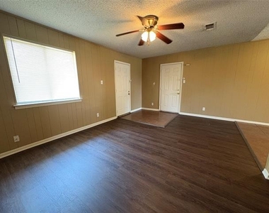 811 Acton Avenue - Photo Thumbnail 3