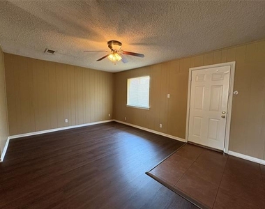 811 Acton Avenue - Photo Thumbnail 2